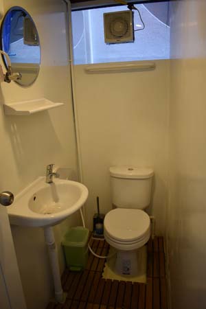Nemo 1 flexible Similan diving liveaboard guest bathroom 4